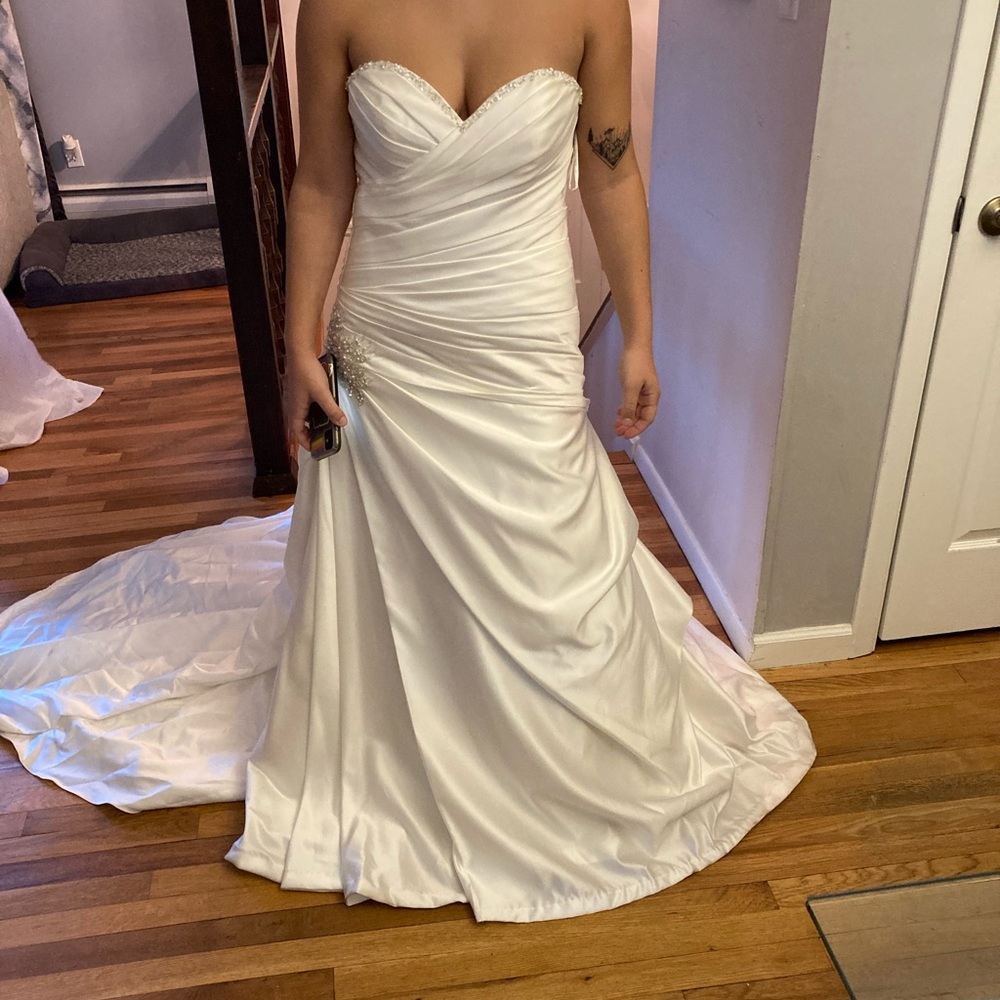 Strapless sweetheart wedding dress